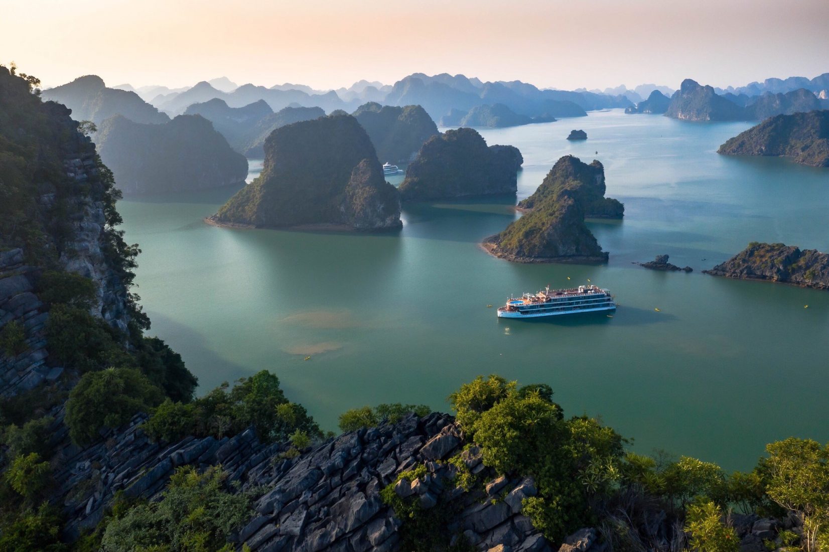 Vịnh Hạ Long - một trong những điểm đến hấp dẫn nhất của Việt Nam. Nếu bạn muốn biết thêm về khung cảnh tuyệt đẹp của Vịnh Hạ Long cũng như quần đảo Cát Bà xung quanh, hãy truy cập trang web của chúng tôi. Bạn sẽ được tận hưởng trải nghiệm không thể quên trong cuộc hành trình này.