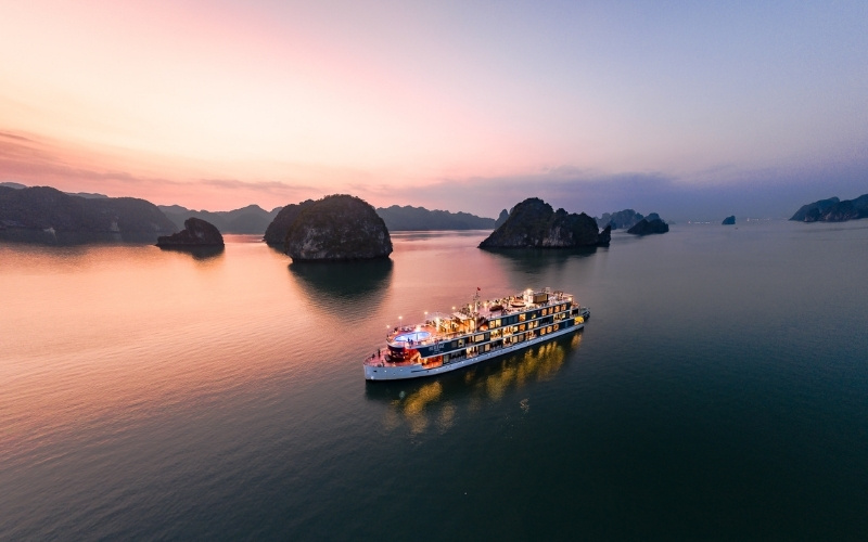 Vịnh Lan Hạ mùa biển lặng, nắng đẹp
