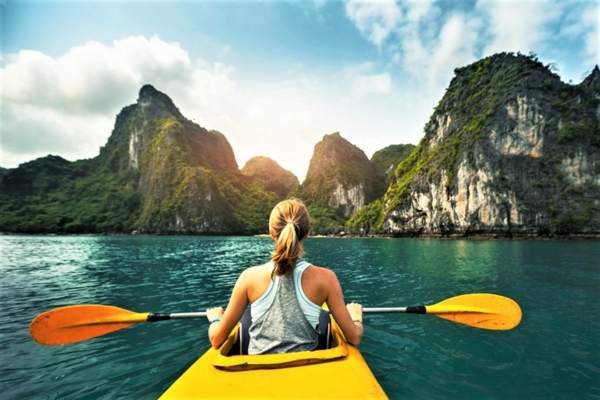 Chèo thuyền kayak là hoạt động khám phá mặt nước bằng thuyền nhỏ hai mái chèo