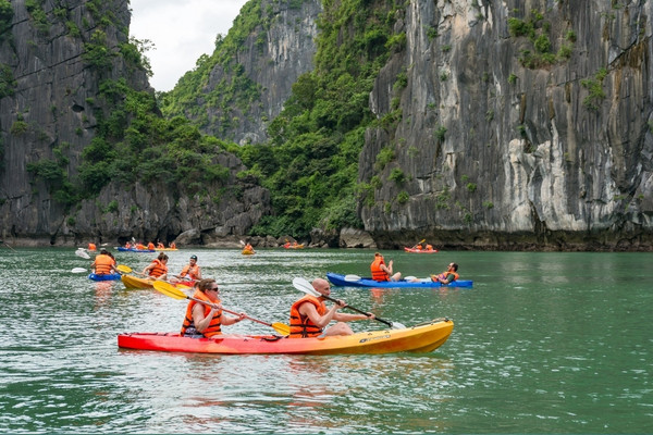 Chèo thuyền kayak cho phép du khách tự do len lỏi qua các eo biển nhỏ, hang động khuất sâu