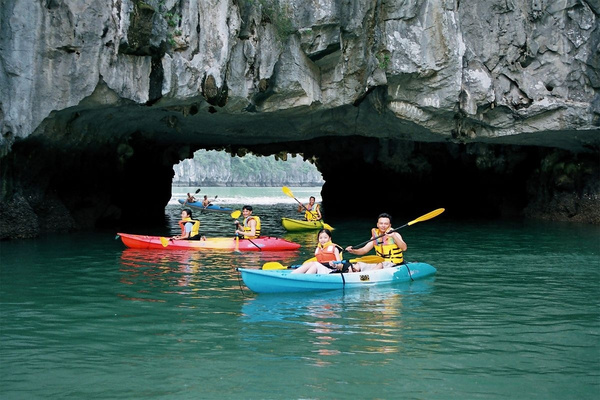 Chèo thuyền kayak Cát Bà là trải nghiệm được yêu thích nhất khi khám phá Vịnh Lan Hạ
