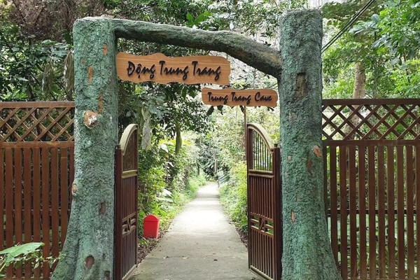 Động Trung Trang là hang động tự nhiên xuyên núi đá vôi tại Vườn quốc gia Cát Bà