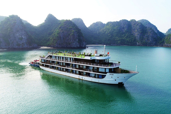 Du thuyền La Casta thiết kế 4 tầng tông trắng thanh lịch