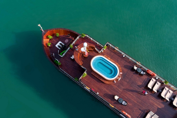 Du thuyền Orchid Cruise mang vẻ đẹp thanh lịch