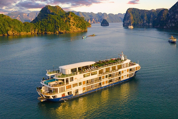 Du thuyền Mon Chéri kết hợp nét cổ điển châu Âu và bản sắc Việt Nam