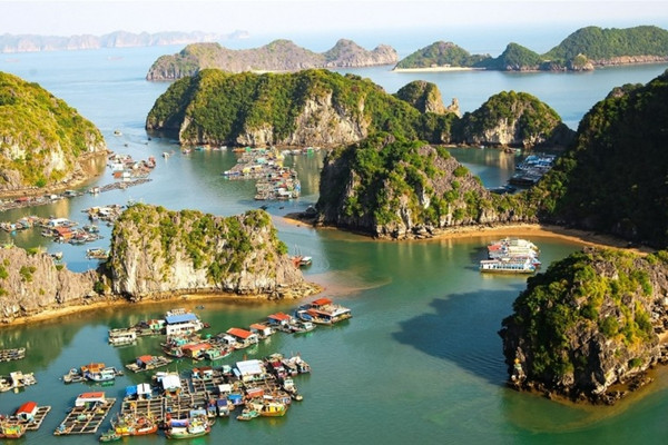 Heritage Cruises Binh Chuan drifting past Cai Beo Floating Village