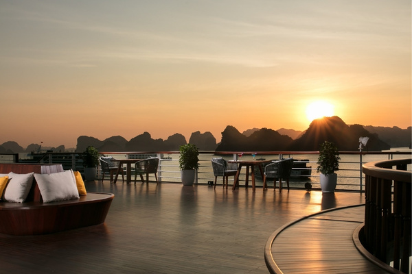 Choose the ideal season for an unforgettable Lan Ha Bay overnight cruise experience