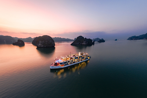 Day trip to Lan Ha Bay from Cat Ba ideal for families with toddlers