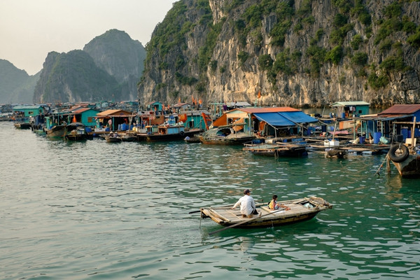 Khung cảnh bình yên của làng chài Cái Bèo với trại cá nổi và nhà hàng mặt nước