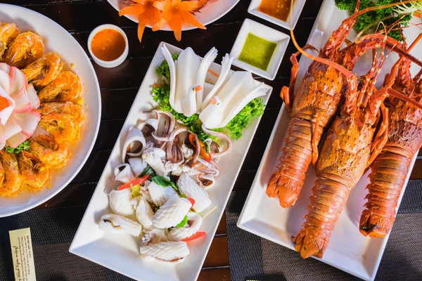 Hải sản tươi sống được chế biến từ nguyên liệu đánh bắt trực tiếp trong ngày