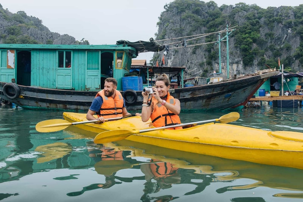Lựa chọn trang phục gọn gàng để quá trình tham quan làng chài Cái Bèo dễ dàng hơn