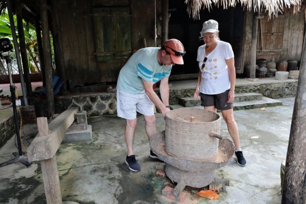 Làng Việt Hải Cát Bà được bao quanh bởi rừng nguyên sinh rộng lớn
