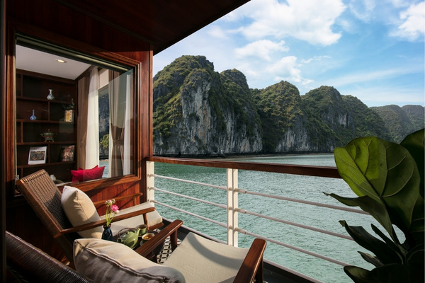 Phòng suite trên Heritage Cruises Bình Chuẩn hướng vịnh Lan Hạ