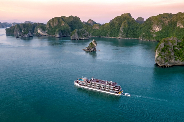 Vịnh Lan Hạ ẩn mình ở phía đông đảo Cát Bà, phía nam vịnh Hạ Long