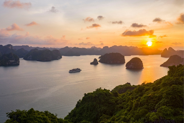 Vịnh Lan Hạ là điểm đến lý tưởng để thuê tàu khám phá thiên nhiên hoang sơ và hùng vĩ