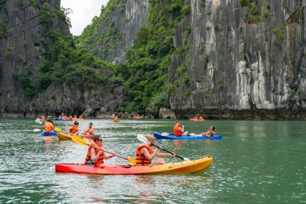 Trải nghiệm chèo kayak khám phá Hang Tối - Hang Sáng - Hang Mê Kông
