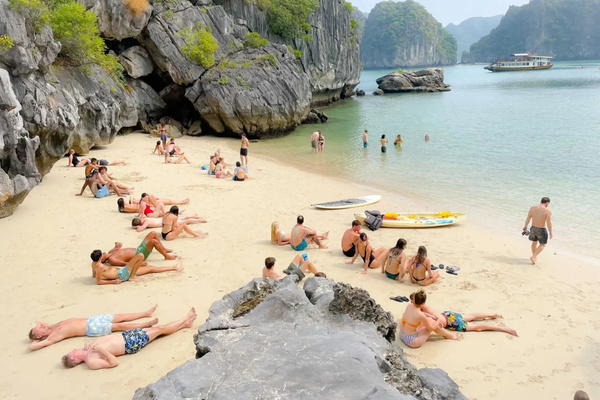 Vịnh Lan Hạ đẹp nhất vào tháng 4 - 6 khi biển phẳng lặng, nắng vàng chan hòa