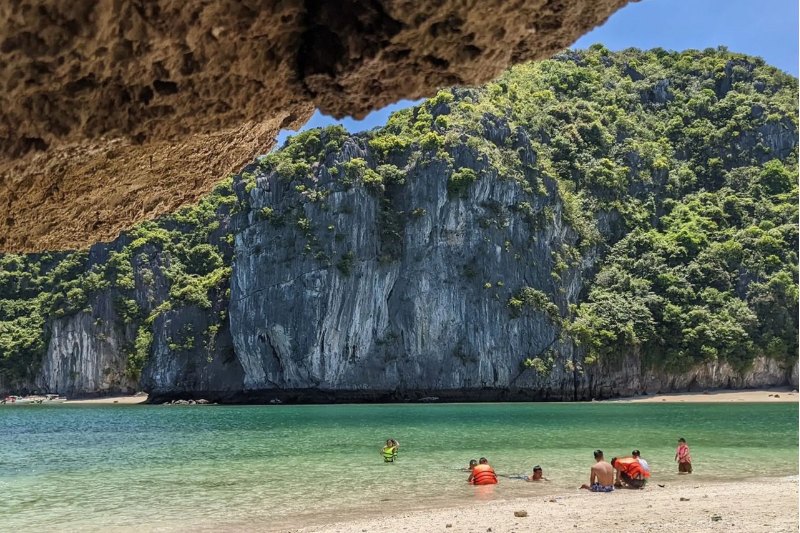Bãi tắm Ba Trái Đào được bao quanh bởi những vách núi đá vôi kỳ vĩ
