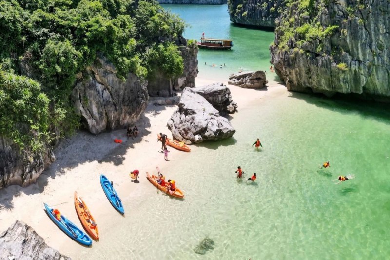 Chèo kayak là cách thú vị để khám phá cảnh quan Ba Trái Đào