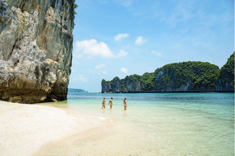 Du khách thư giãn trong làn nước trong xanh, êm dịu  