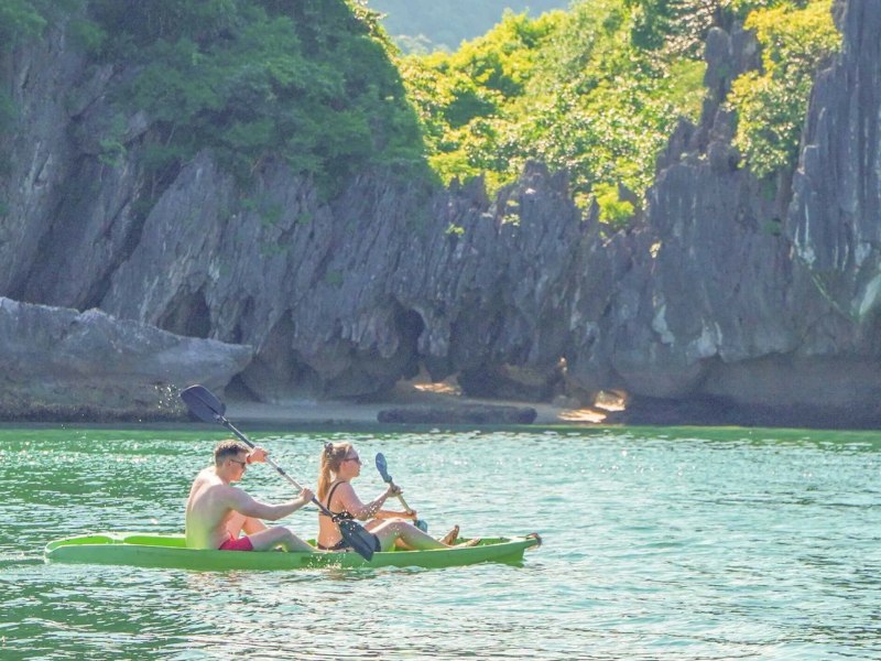 Chèo kayak dọc chân núi đá, khám phá những góc nhỏ yên bình trên vịnh