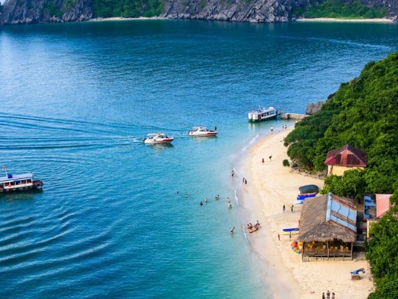 Khung cảnh bãi biển nhìn từ trên cao với những chuyến tàu đưa khách tham quan