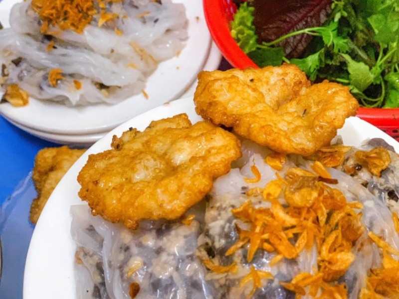 Bánh cuốn chả mực hấp dẫn với lớp bánh mềm và chả mực chiên vàng
