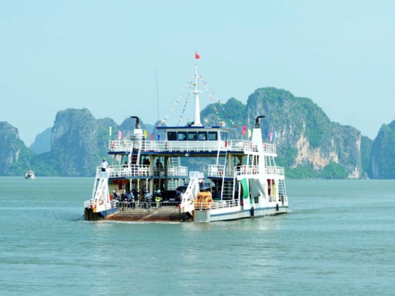 Bến phà Tuần Châu giữ vai trò quan trọng trong giao thương và du lịch