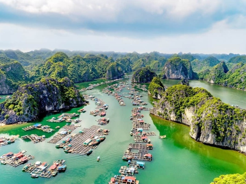 Toàn cảnh làng bè giữa núi đá vôi trên vịnh Lan Hạ