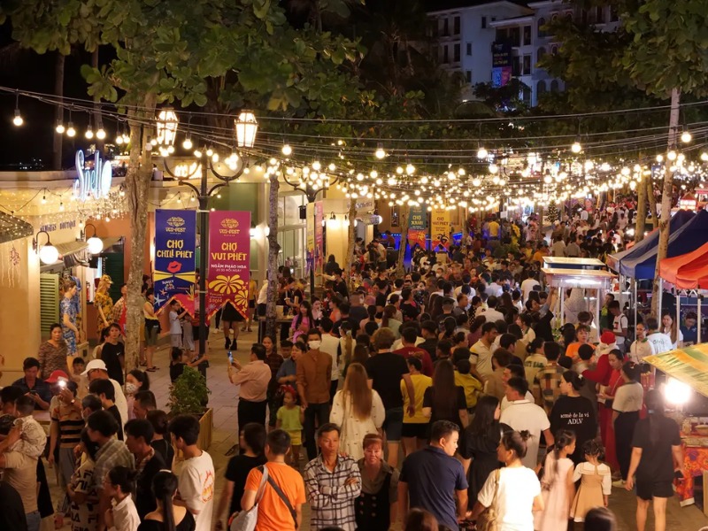 Không khí sôi động tại chợ đêm VUI-Fest Cát Bà
