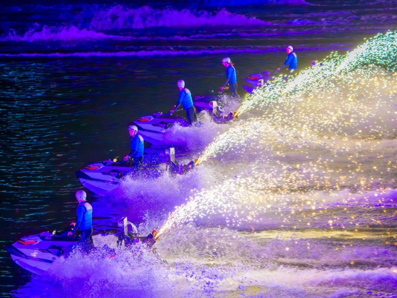 Màn trình diễn jetski rực sáng trong Bản Giao hưởng Đảo Xanh