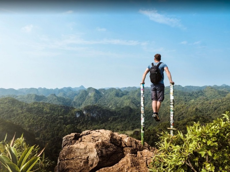 Du khách trekking và ngắm cảnh từ đỉnh Ngự Lâm
