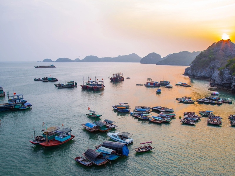 Khung cảnh tàu thuyền neo đậu trên vùng biển Cát Bà lúc hoàng hôn