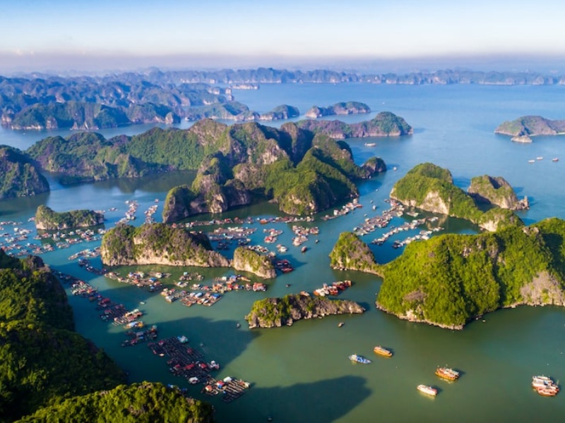 Toàn cảnh quần đảo Cát Bà với núi đá vôi và các làng bè trên biển