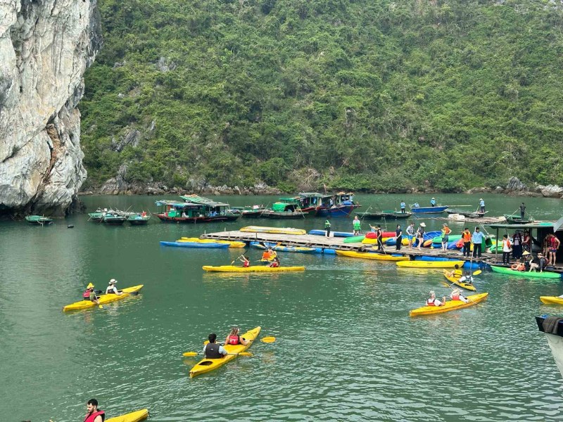 Du khách chèo kayak khám phá vùng nước yên bình giữa các đảo đá