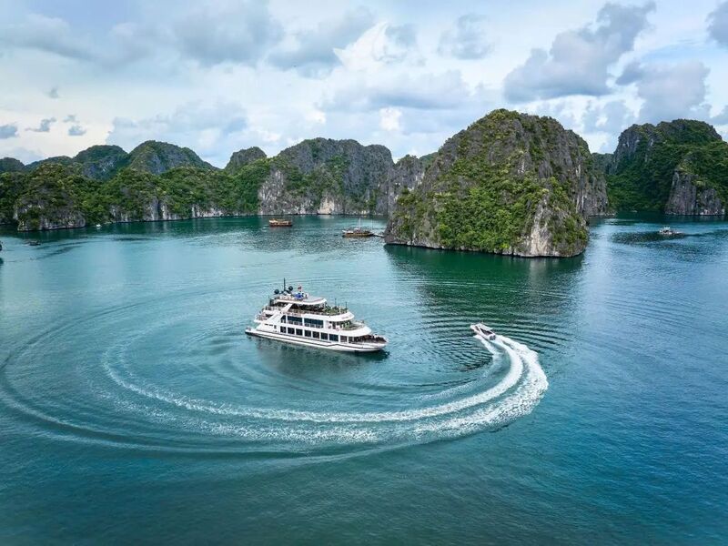 Vịnh Lan Hạ sở hữu vẻ đẹp bình yên