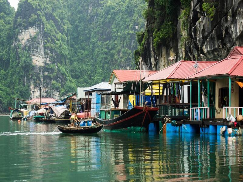 Làng chài Cửa Vạn là địa điểm du lịch với vẻ đẹp thiên nhiên kỳ vĩ