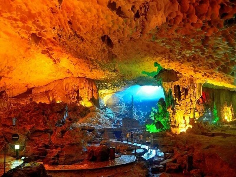 Động Kim Quy gắn liền với truyền thuyết Rùa Vàng