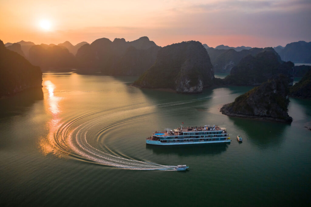 lan ha bay luxury cruise