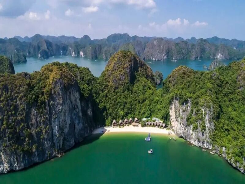 Bãi Vạn Bội Cát Bà với nước trong xanh thấy đáy và khung cảnh núi đá vôi kỳ vĩ
