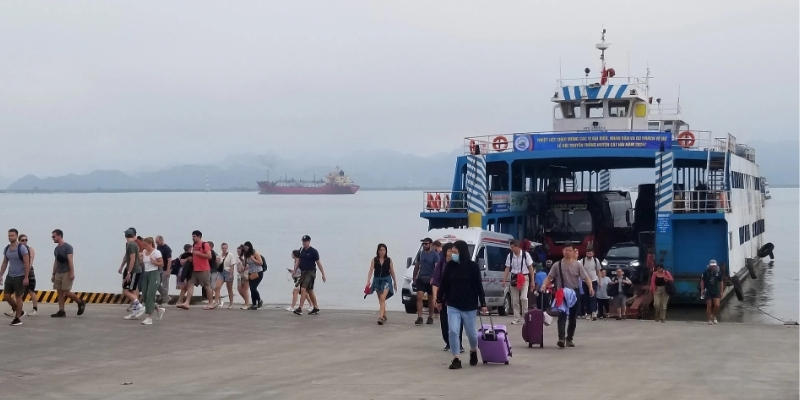 Bến phà rất đông vào dịp cuối tuần, du khách nên đi đến bến sớm