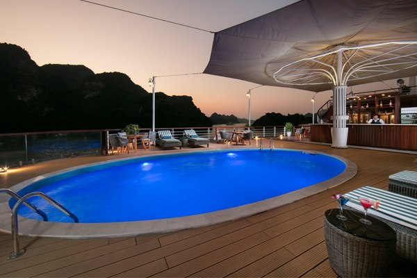 Bể bơi La Piscine trên du thuyền Heritage Bình Chuẩn