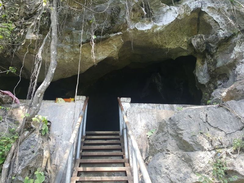 Tham quan hang Quân Y Cát Bà