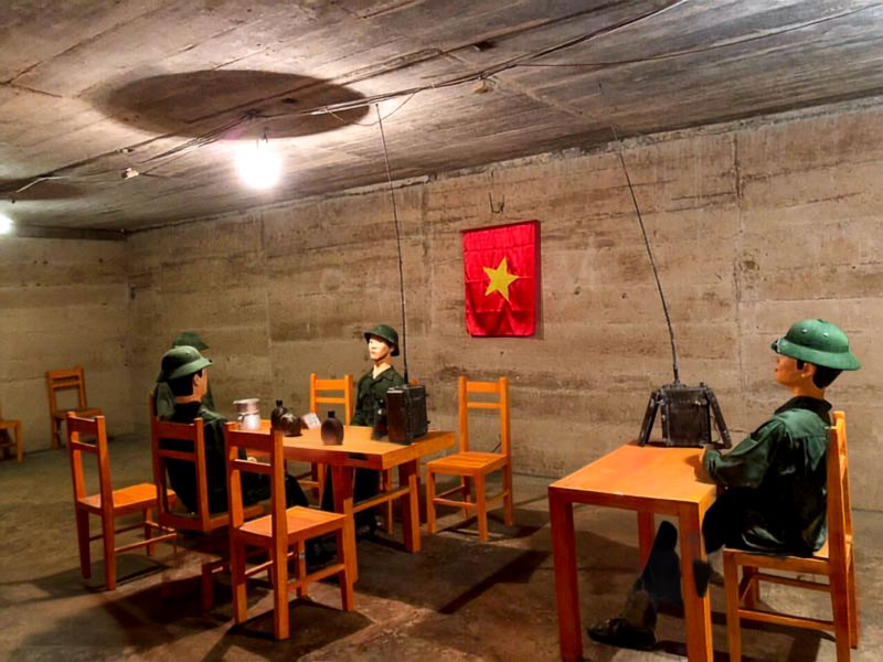 Bên trong Hang Quân Y