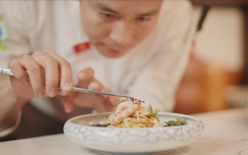 Đầu bếp tỉ mỉ trình bày món ăn