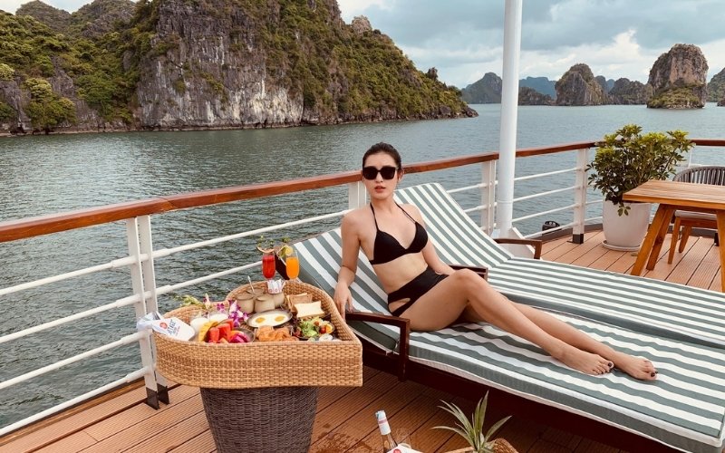 Thư giãn với cocktail và đồ uống nhẹ bên hồ bơi giữa hải trình