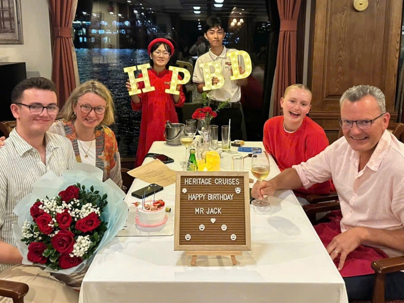 Hoa tươi trang trí bàn tiệc, hoa cầm tay được chuẩn bị chu đáo
