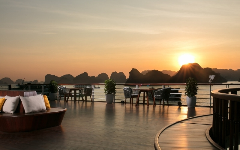 Hoàng hôn là thời khắc lý tưởng để thưởng thức tiệc trà chiều trên du thuyền