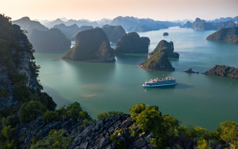 Toàn cảnh du thuyền lướt giữa quần thể đảo đá vôi hùng vĩ