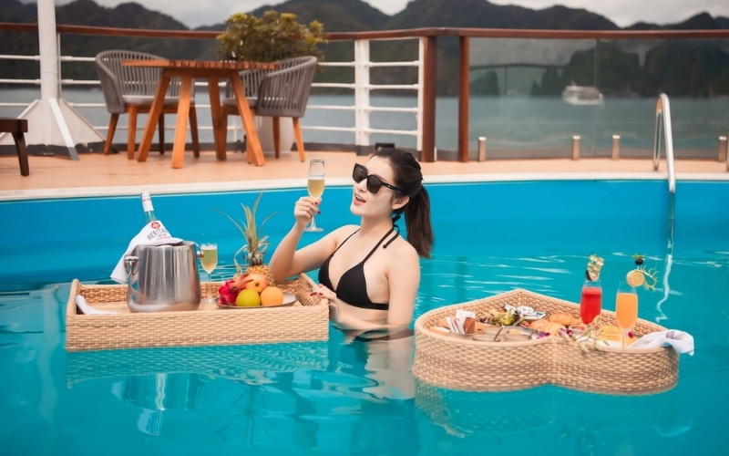 Tạo dáng ngâm mình dưới làn nước trong xanh, vẻ mặt toát lên sự thư thái